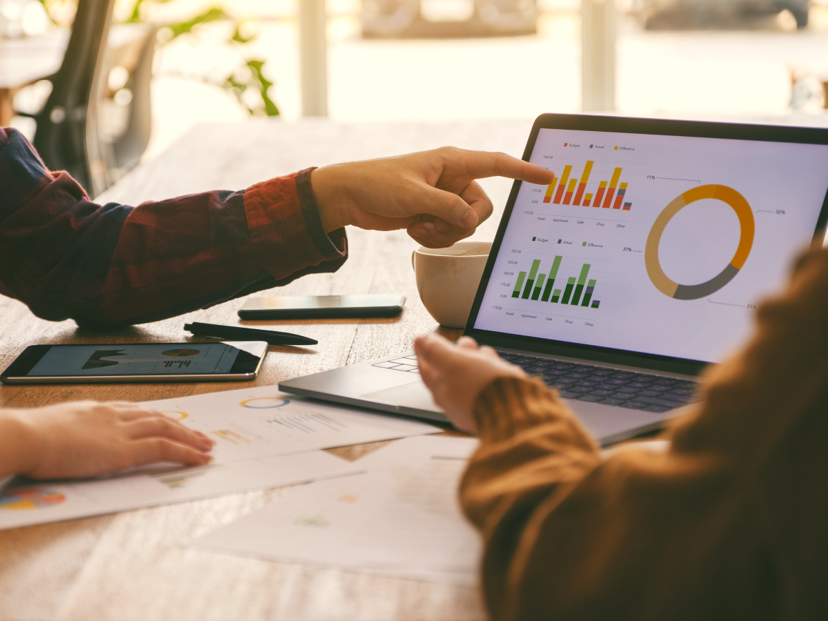 Learns автор. Roi в маркетинге. HR brand 2022. Business Analytics homework help. Business discussing options.